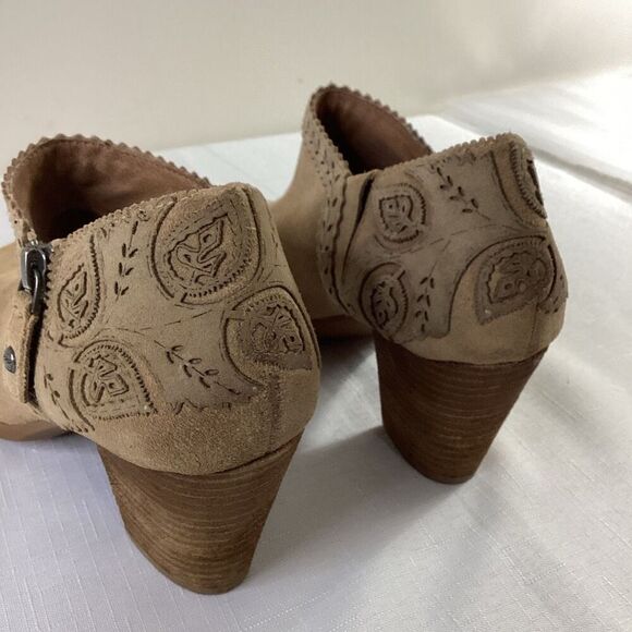 Nurture Women's Tan Suede Zip-up Ankle Bootie Size 7.5 - Picture 9 of 11